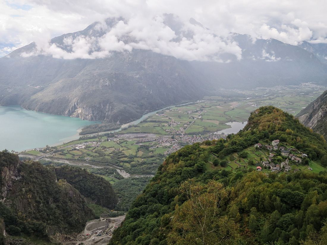 tracc076.jpg - San Giorgo liegt auf einer dem Wald abgetrotzten Lichtung. Was man da so treibt? Keine Ahnung. Ein paar Viecher und etwas Landwirtschaft wahrscheinlich.