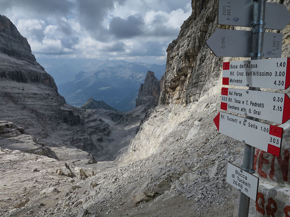 tucket013.jpg - Von der Scharte aus sieht man schon die Hütte auf der Felsrippe unten. Ein Hindernis ist noch zu überwinden...                               