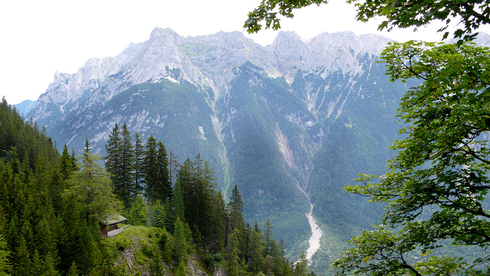 arnspitz01.jpg - Da oben geht der Mittenwalder Klettersteig entlang