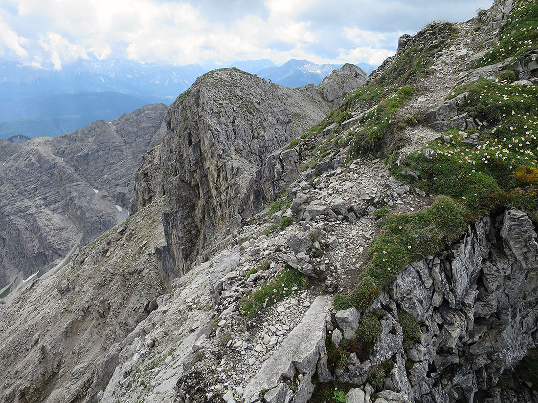 kreuz014.jpg - Über den Gipfel drüber folgt der spannende Teil der Tour. Der Grat zum Kreuzjöchl. Unmarkiert, rass, aber gut zu finden mit deutlichen Pfadspuren.                               