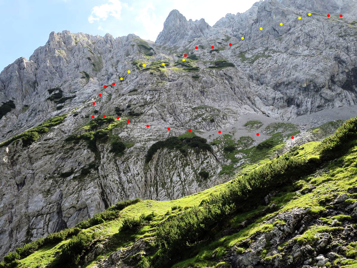 lali012.JPG - Die wild zerklüftete Flanke vom Totenfalk und Turmfalk, durch die sich der Aufstiegsweg geschickt hindurch schlängelt. Durch die von Türmen und Felsrippen verdeckten Rinnen  ist der Weg von unten nicht komplett einsehbar und schwer zu rekonstruieren.