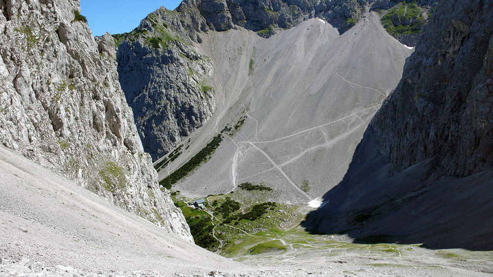 luftige_kante010.JPG - Das Dammkar mit der Hütte. Unmittelbar hinter der Hütte der Predigtstuhl.