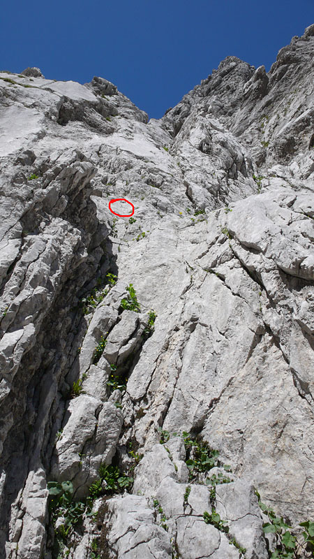 luftige_kante020.JPG - Der erste Haken. Den haben wir eine Weile gesucht. Man erkennt ihn nur von der Seite. Im Topo vom Panico Führer ist der Einstieg nur unzulänglich beschrieben. An sich ist der Einstieg total logisch.