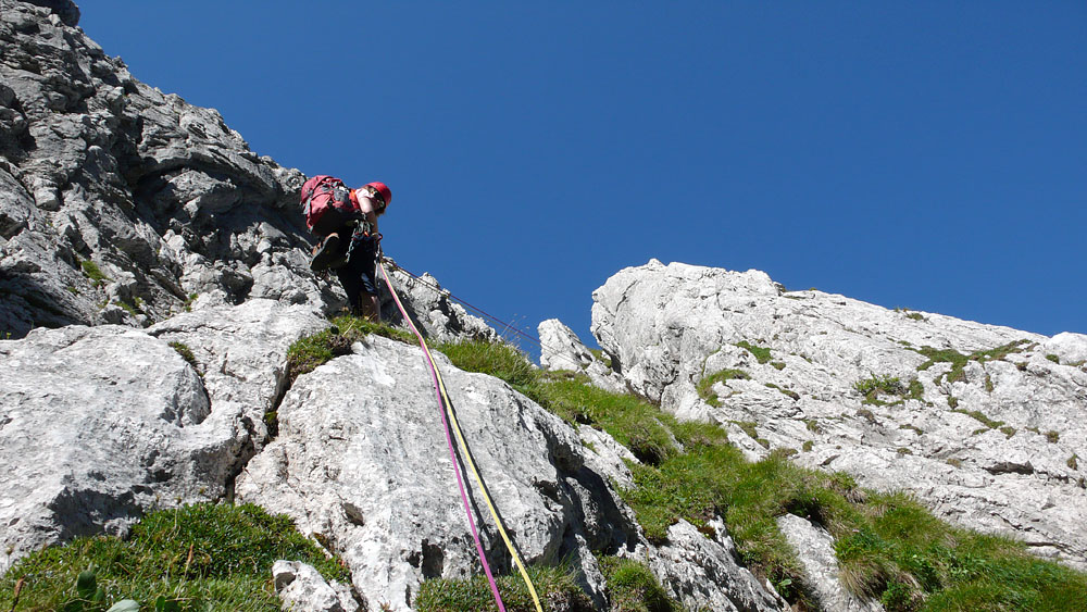 luftige_kante100.JPG - Die letzten 2 SL schienen uns nicht mehr lohnend und wir nahmen die Abseilpiste (2 x 50m). Sie ist sehr steinschlag-gefährdet, was uns nicht juckte, weil außer uns niemand unterwegs war.