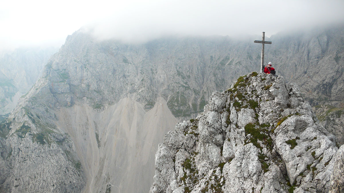 MaMa09.jpg - Der Gifpelaufbau vermittelt ganz gut, was einem beim Rückweg noch bevorsteht. 300m ausgesetzer Bröselgrat. Das Wetter war hier schon recht bedrohlich und am Ende wurd's auch noch finster, weil wir nicht schnell genug vorwärts kamen in dem unübersichtlichen und mühsamen Gelände.