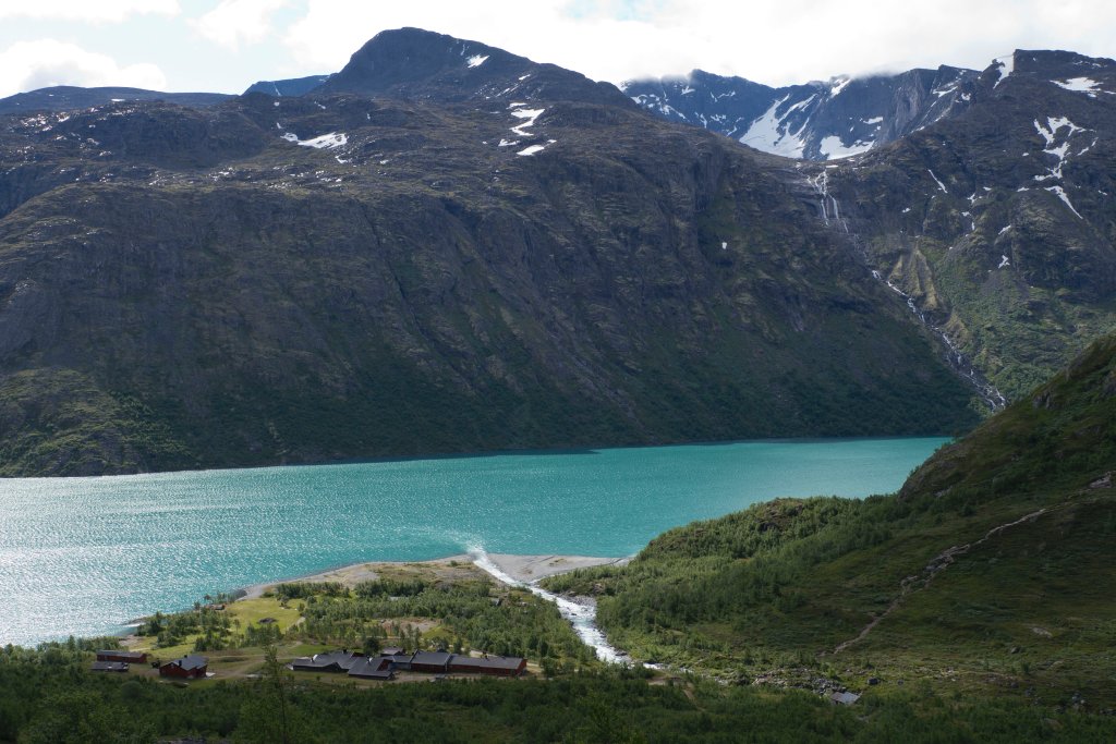 norw_0160.jpg - Auf dem Weg zum Besseggengrat. Die Siedlung Memurubu wird per Boot angesteuert und die Tour führt über den Bergkamm wieder zum Ausgangspunkt zurück.