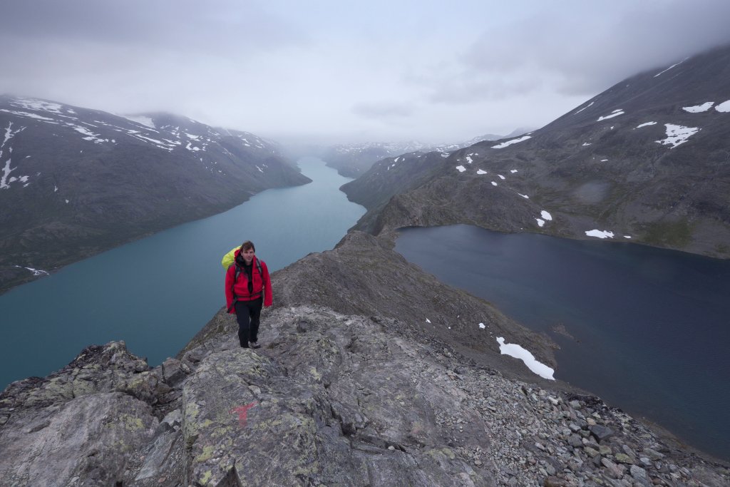 norw_0186.jpg - Et voilá. Auf dem Grat. Der dunkle See ist 500m höher als der hellere. Sein ehemaliger Ablauf über die Steilwand ist gut zu erkennen.