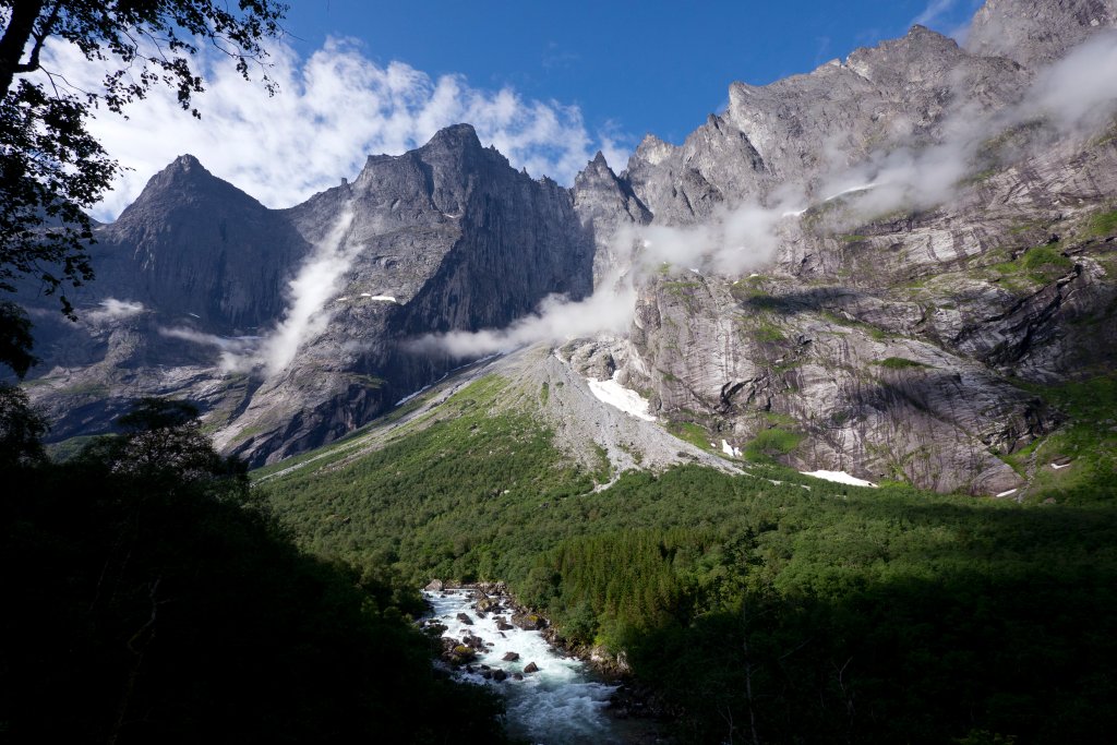 norw_0202.jpg - Das Ziel, auf das ich mich am meisten gefreut hatte: die Trollveggen Wand! Ein Mordstrum Fels. Vom Sockel aus über 1300m hoch. Und das Beste: man kann von der anderen Seite direkt an die Abbruchkante wandern.