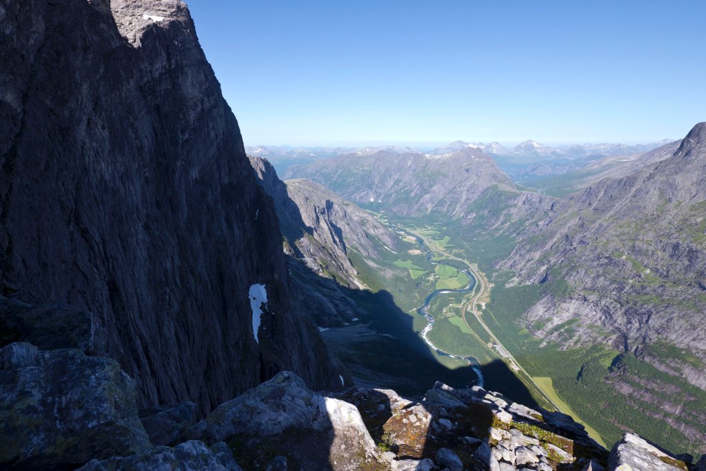 norw_0238.jpg - Nach aufgeregtem Herumhüpfen fanden wir einen Platz, der leicht IN der Wand war. Der magische Zug der Tiefe (das Tal ist gut 1400m unten) ist faszinierend. 2m weiter vorne geht es kerzengerade runter.