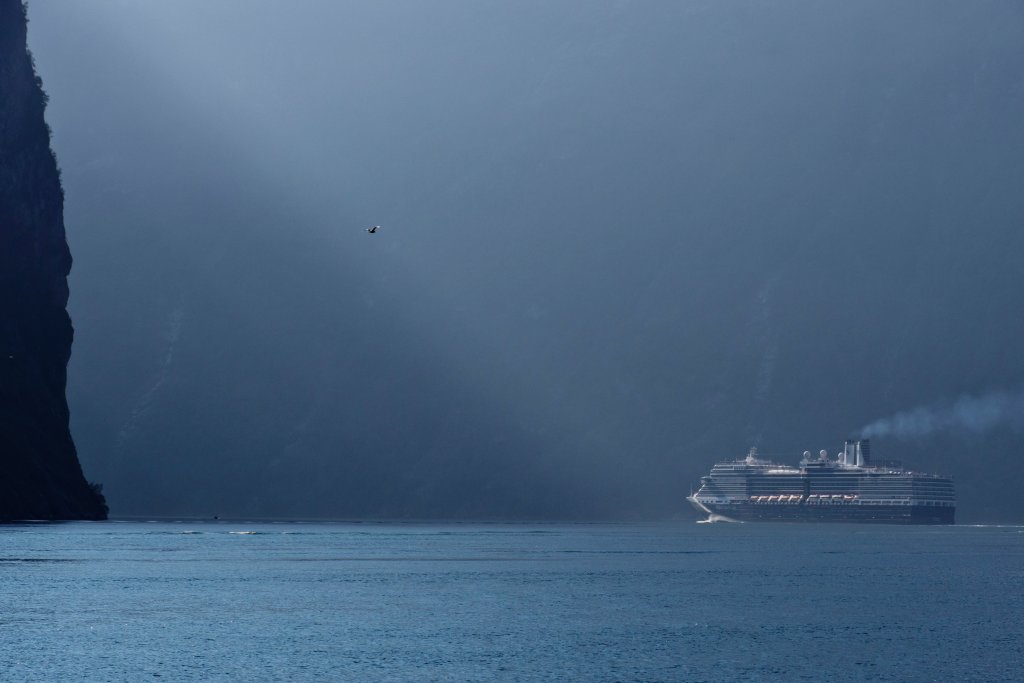 norw_0311.jpg - Gegen die 700m aufragendenden Fjordwände sind auch solche Riesen nur Spielzeug.