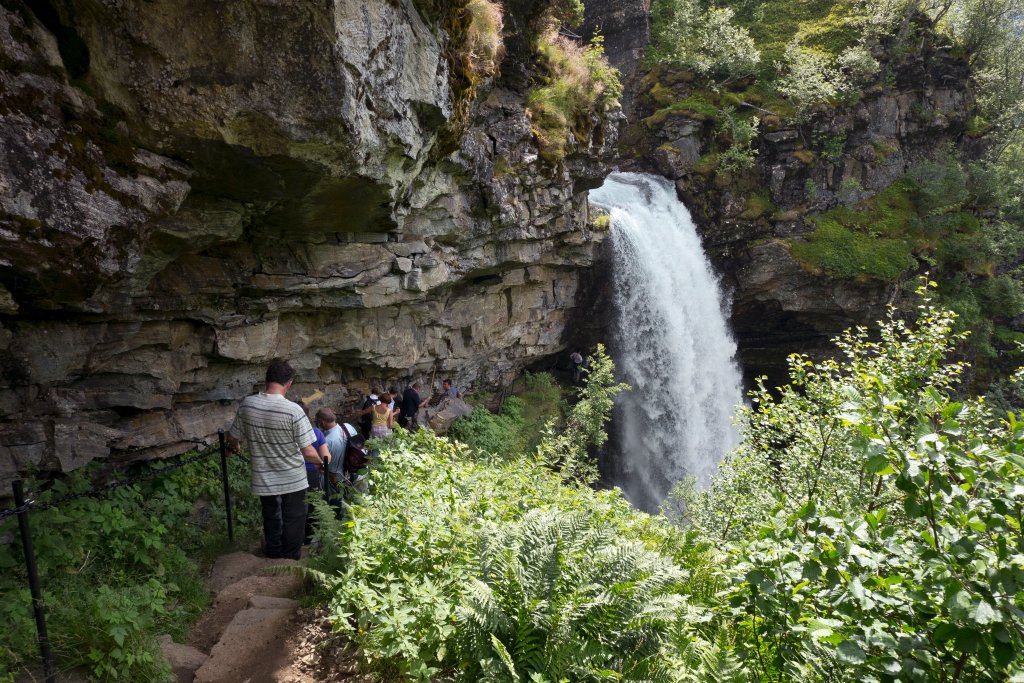 norw_0344.jpg - Der Storsetterfossen ist nicht groß, aber man kann hinter ihn reinlaufen.