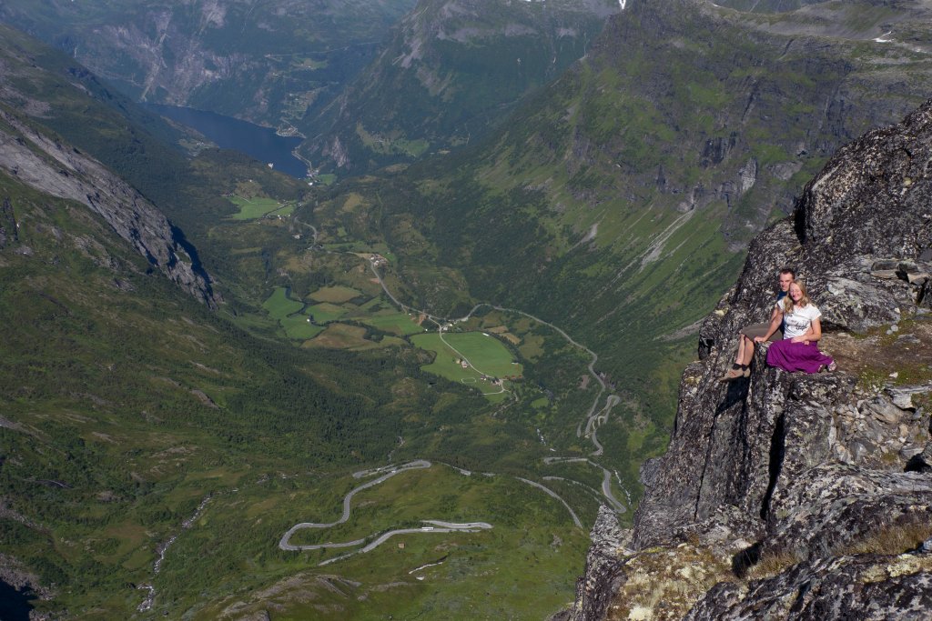 norw_0380.jpg - Auf der Dalsnibba. Meine Freunde tun das, was sie am besten können, von Klippen runterhängen.