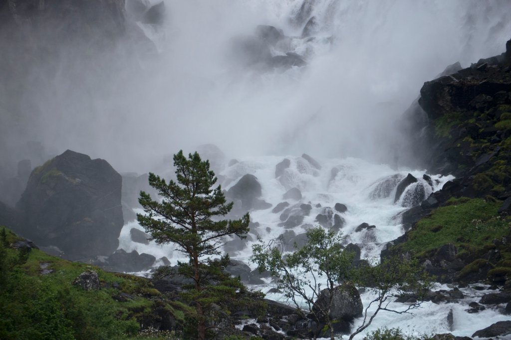 norw_0810.jpg - Das Tal der Wasserfälle. Von der Hardangervidda Hochfläche stürzen vier riesige Wasserfälle stufenweise runter. Jeder hat einen anderen Charakter. Dieser hier ist der unterste.