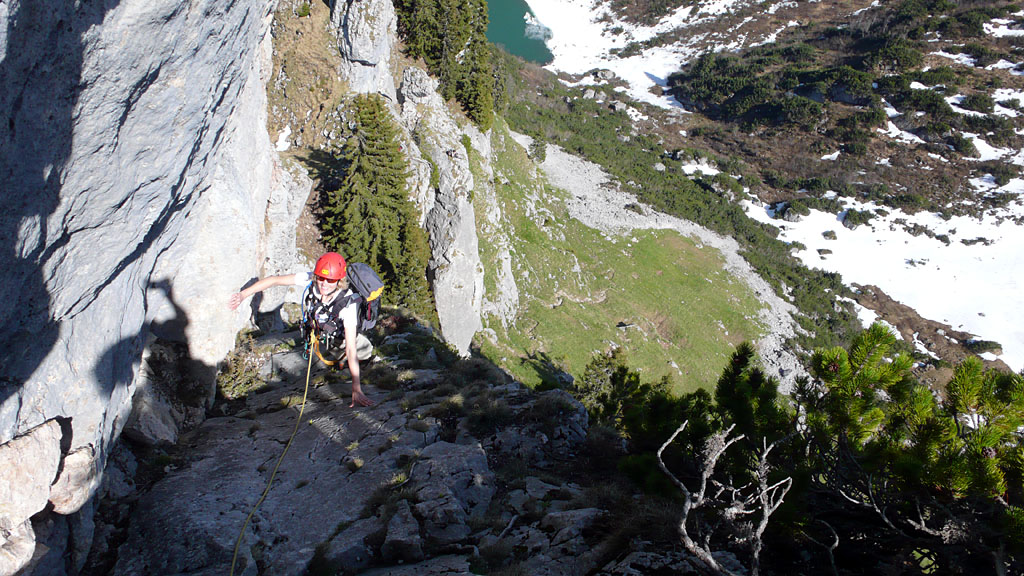 planken_060.JPG - Brigitte hat die Schlüsselstelle hinter sich. An dieser Stelle ist ein stabiler Bohrhaken gesetzt, der sich ggf. als Zwischenstand eignet, falls man dem Nachsteiger die Schwerkraft etwas ausgleichen muss...