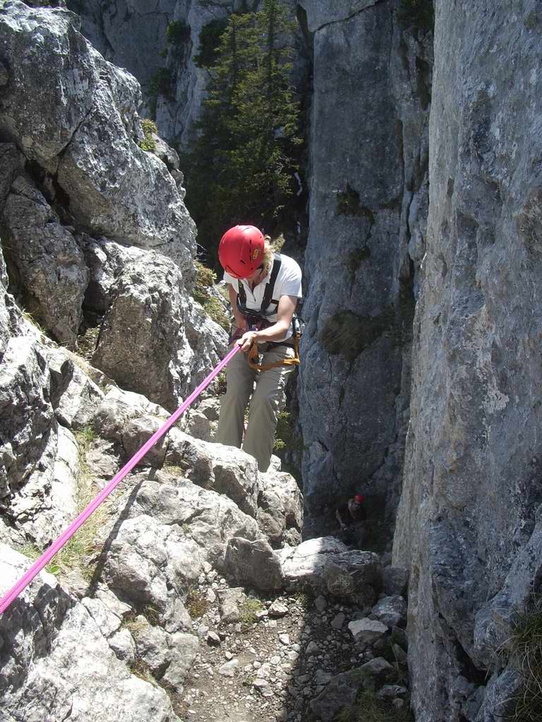 planken_106.JPG - Brigitte gleitet den Marmorberg hinab.