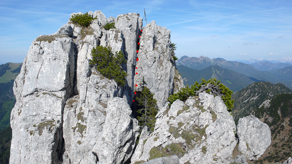planken_120.JPG - Die Gipfelrinne. Es gibt tatsächlich zwischen den Türmen einen unschwierigen, aber Konzentration erfordernden Weg dort hin.