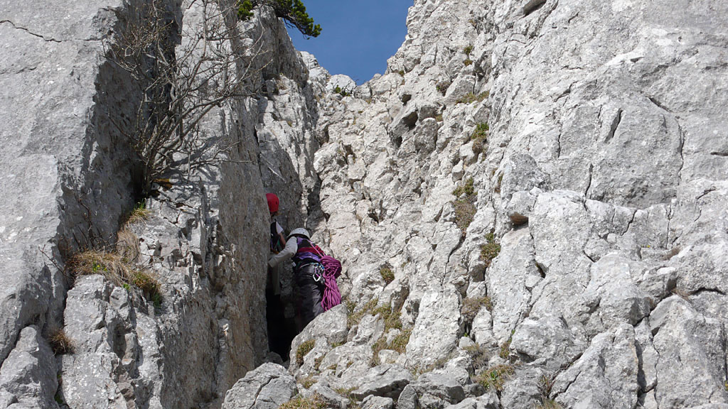 planken_140.JPG - Am Fuß der unteren Rinne des westlichen Vorgipfels. Ein sehr unangenehmer Abstieg wegen der  glänzenden Politur. Bei Nässe ein Himmelfahrtskommando. Es lohnt sich ggf. nach der Abseilstelle zu suchen, die vom westlichen Vorbau (links vom Standpunkt) mit einem Doppelseil direkt zum Wandfuß führen müsste.