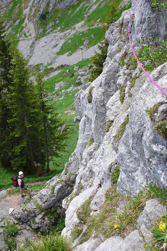 ostgrat01.JPG - Der Rissblock am Einstieg hat einen Bohrhaken spendiert bekommen und so kann man ungestresst die Diretissima beim Einstieg wagen. Früher ging man am besten links dran vorbei. Danach kommt ein Quergang zum ersten Stand.