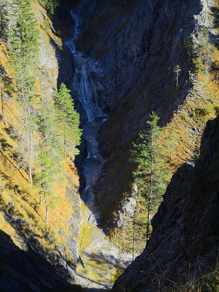 staffel030.jpg - Sich zu dem Wasserfall vorarbeiten könnte eine interessante Amphibientour sein.