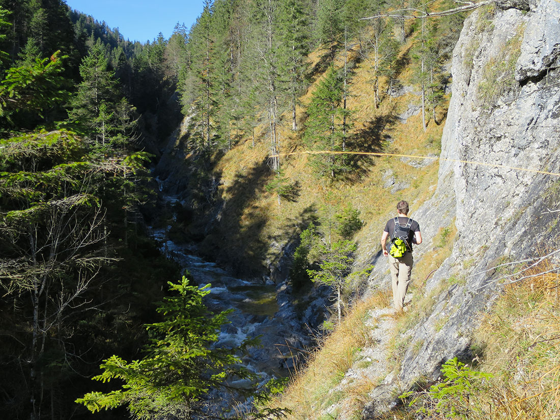 staffel031.jpg - Hinein in den wildromantischen Staffelgraben, kurz vor seiner interessantesten Stelle.                               