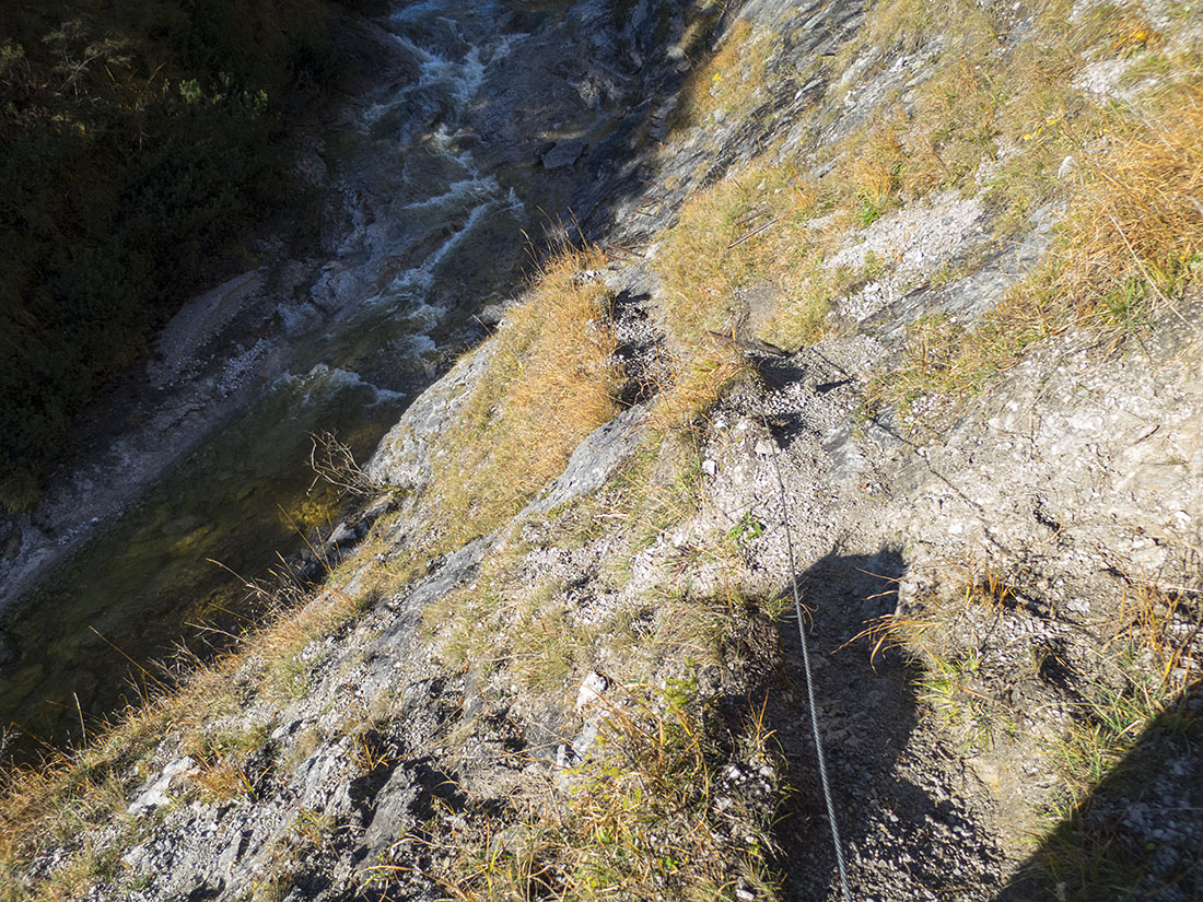 staffel033.jpg - Verbogene Eisenklammern und ein klappriges Drahtseil.