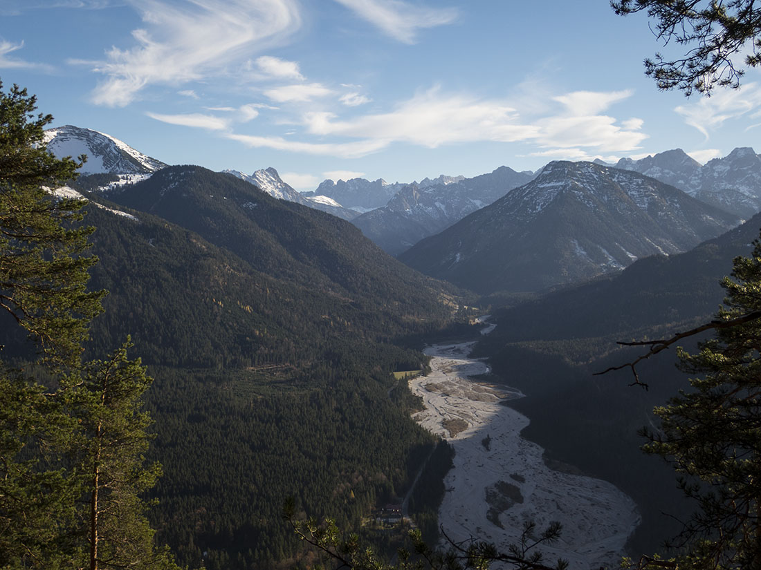 staffel090.jpg - Weiter zum Rißsattel, wo der Weg sich steil wie auf einem Kirchendach ins Tal nach Vorderriß windet. Der Blick geht weit hinein in die Eng zum Herz des Karwendel.