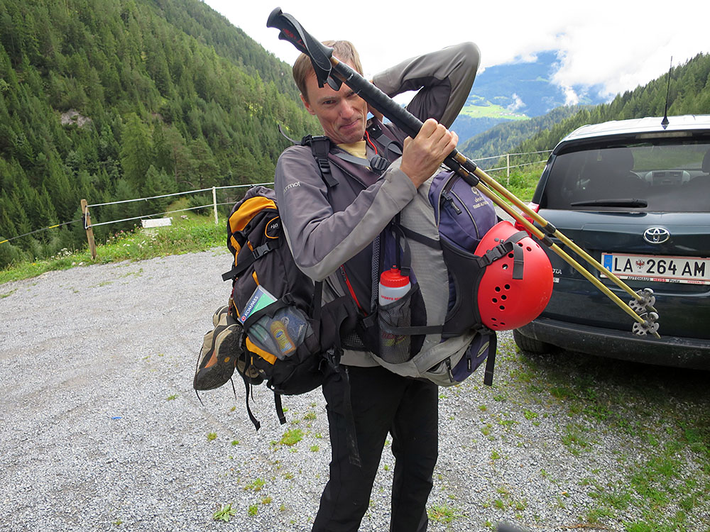 steinsee001.jpg - Wer keinen großen Rucksack hat, muss eben zwei nehmen...                               