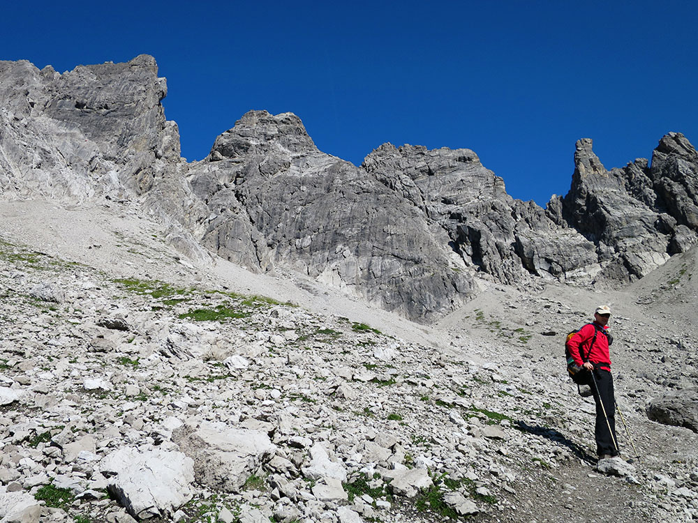 steinsee003.jpg - Erster Tag. Müde von dem extrem unruhigen Lager auf der Hütte sehen wir uns die Gegend an. Der Klettersteig auf die Steinkarspitze und danach die Parzinnspitze haben wir uns vorgenommen. Das Panorama mit den Parzinntürmen und dem markanten Spiehlerturm ist großartig.                               