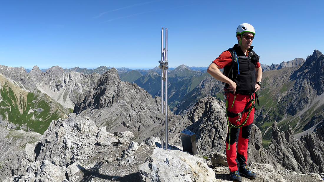 steinsee027.jpg - Im Hintergrund die Parzinnspitze, das nächste Ziel, das uns vom Gipfel der Steinkarspitze betrachtet Rätsel aufgab, wie man bitte da raufkommt.