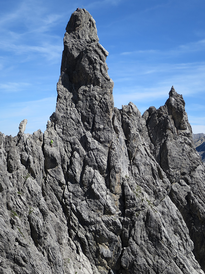 steinsee066.jpg - Gegenüber am Spiehlerturm wird gerade abgeseilt. Hier wollen wir am nächsten Tag hoch und bekommen ordentlich Respekt vor der Aufgabe.