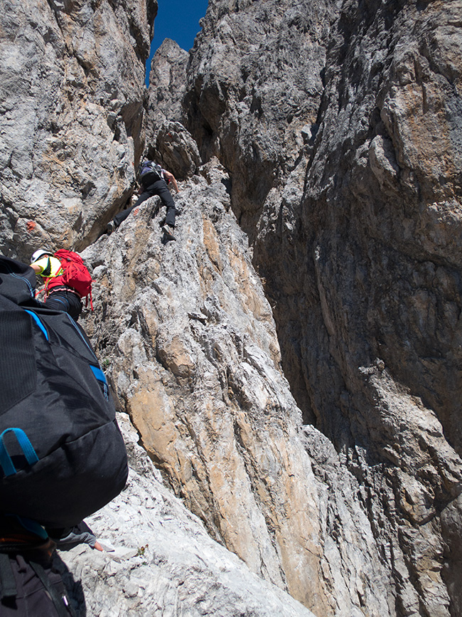 steinsee245.jpg - Mahlzeit. Hier war für den Alpengeist Schluss. Rauf wär noch gegangen, aber dann rückwärts runterrutschen wo es rechts mindestens 15m runterpfeift war einfach zu viel. Ich habe mich zu einem anderen Bergsteiger gesellt, der seine Gruppe ziehen ließ und habe Henning allein weiterrumpeln lassen. Man sieht ihn hier beim Abstieg.