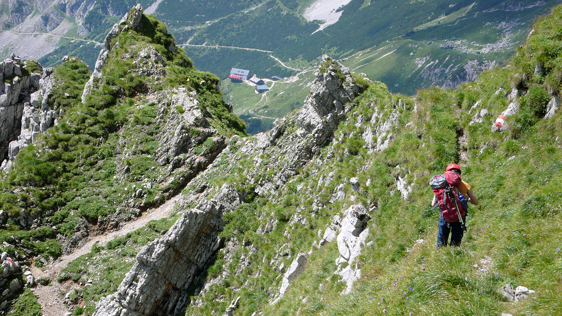 toerlwand_070.JPG - Ein paar Meter noch zum Einstieg. Unten die Gruttenhütte.