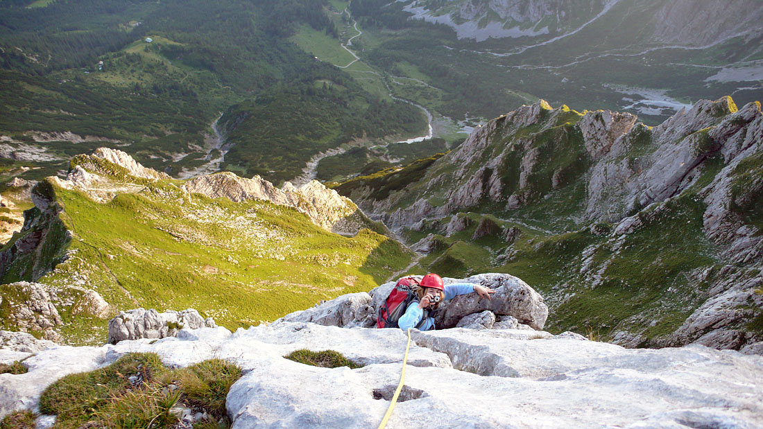 toerlwand_130.JPG - Die letzte Seillänge. Dank Topo-Problemen und einem veritablen Seilverhau ging die Sonne schon unter.