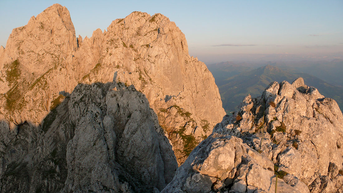 toerlwand_140.JPG - Mutti, ich schaff's heute nicht zum Abendessen :-)Der Abstieg zur Abseilstelle ist deftig ausgesetzt, Schwierigkeit 1-2 und erfordert nochmals volle Konzentration.