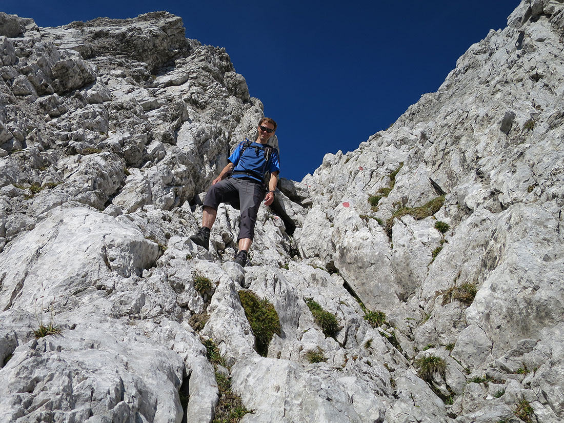 treffauer094.jpg - Erst mal eine steile Rinne runter.                               