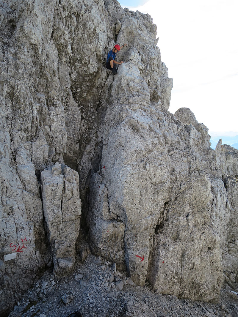 treffauer114.jpg - Gipfelpassage zum Tuxeck. Trotz einiger Eisenklammern nicht geschenkt. Im mittleren Abschnitt muss man mal ganz ohne Klammern auskommen, wiel sie zu weit auseinander gesetzt sind.                               