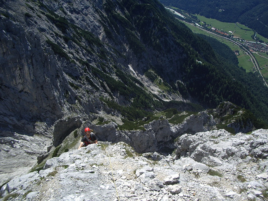 Viererspitze016.JPG - Hier sind wir schon in der zweiten Seillänge, die auf ein breites Schuttband mündet.