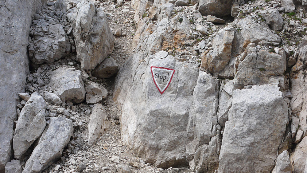 latemar020.jpg - Was passiert wenn man im Gebirge ein Stopschild aufstellt? Richtig: Jeder latsch drüber hinaus, um zu sehen, was dahinter so spannend ist.