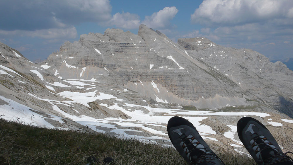 latemar170.jpg - Die Gamsstallscharte ist einer der Orte, wo einen die Stille durchdringt, man eins wird mit der Welt und  drüber nachdenkt, auf einer großen Kugel zu sitzen, die mit 108000 km/h durchs Weltall um die Sonne donnert.