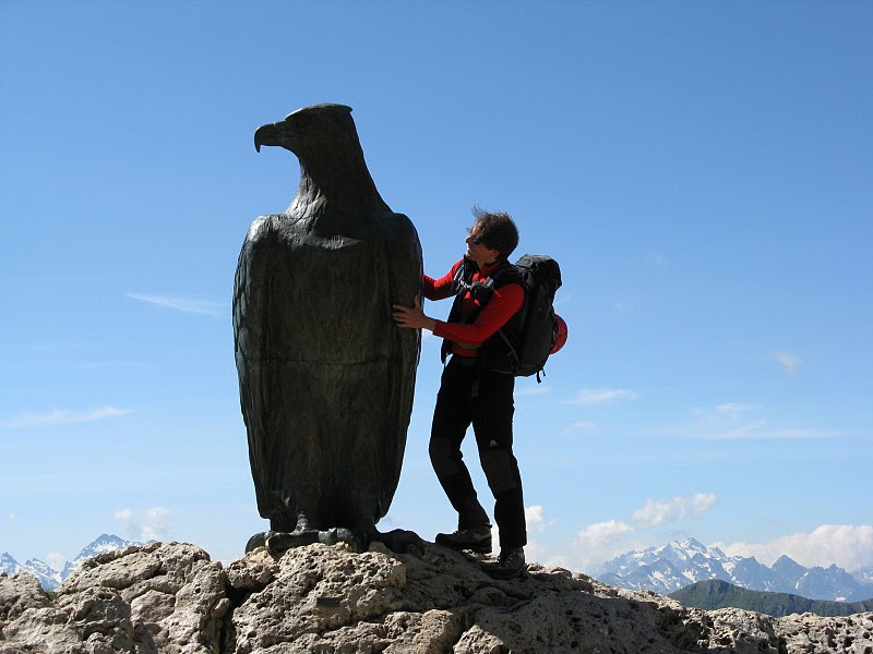 masare002.JPG - Das Christomannos Denkmal mit dem Blechadler.