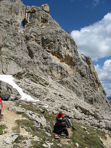 masare102.JPG - Der Klettersteig endet auf dem Weg zur Rotwand, der am Fensterlturm vorbeiführt.