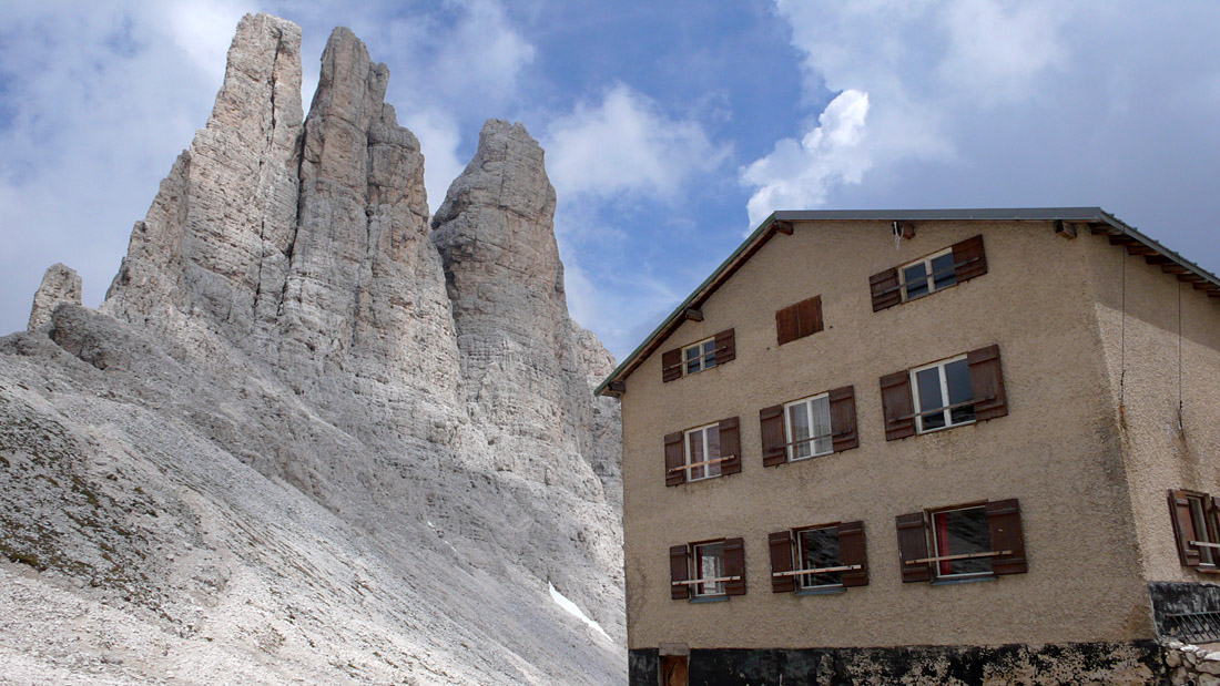 gartl50.JPG - Da sind wir. Die Gartlhütte am Fuß der berühmten Vaiolet-Türme. Links die klassische Delago-Kante, die natürlich auch an diesem Tag Seilschaften hatte. Jetzt muss ich nur den ganzen Schlauch wieder zurück laufen, weil der Santnerpass wegen Schnee noch zu gefährlich ist.