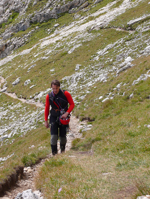 P1010372.JPG - Der Abstieg führt über den Masaré Klettersteig. Nach 3h Kaminstemmerei ist der Alpengeist ziemlich knülle. Erichs Variante ("so a scheane Linie ka ma doch ned umgehen") folgt oben der schwierigeren Verschneidung (5- bis 5 würd ich schätzen), wogegen die von Bernardi vorgeschlagene Route einen Bogen drum macht.