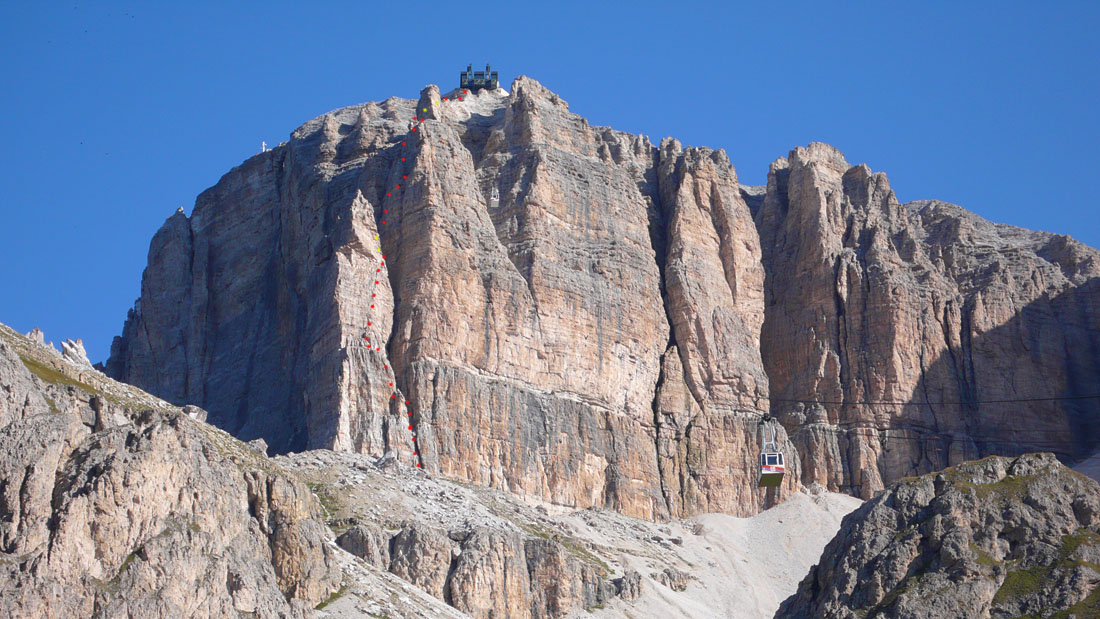 P1010374.JPG - Die "Maria" Führe auf den Sass Pordoi. Grad IV+, 10SL, 370 Klettermeter. Eine klassische Dolomitenroute vom Altmeister Piaz. Typisch dolomitisch geht es steil einen Turm nach oben. Eine Querung in eine Schlucht und auf den nächsten Turm. Zur Freude der schaulustigen Bahnfahrer kommt man unmittelbar an der Bergstation raus. Für den Kletterer ist die Bahn ebenso ein Segen. Eine großartige Route, die zwar meist recht steil ist, aber mit großzügigen Griffen in bestem Fels aufwartet.