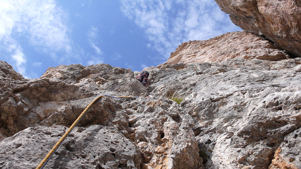 P1010377.JPG - Erste SL. Der Einstieg ist dermaßen abgeschmiert, dass sogar Erich nach einem Schritt hinauf sich unversehens wieder zurück auf dem Boden fand.