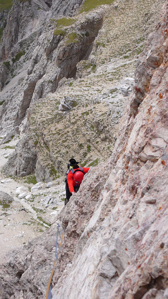P1010382.JPG - Die SL4 quert nach einer Rampe ein Stück hinaus. Der Alpengeist tastet sich um die Ecke.