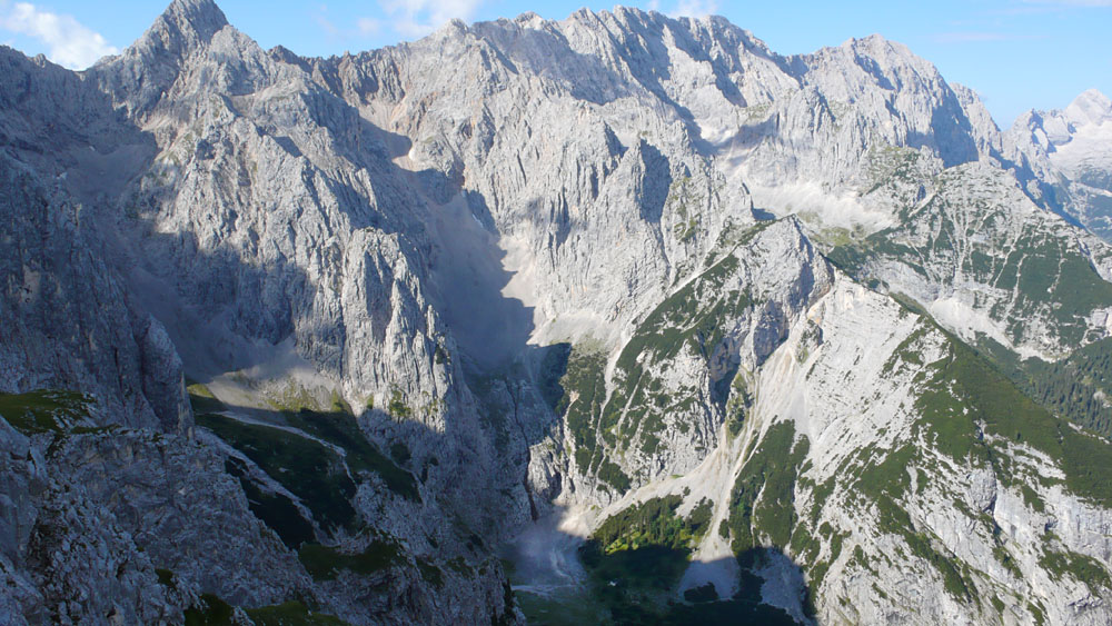 P1010334.JPG - Das Oberreintal. Wer sich auskennt, entdeckt unten die Oberreintalhütte.