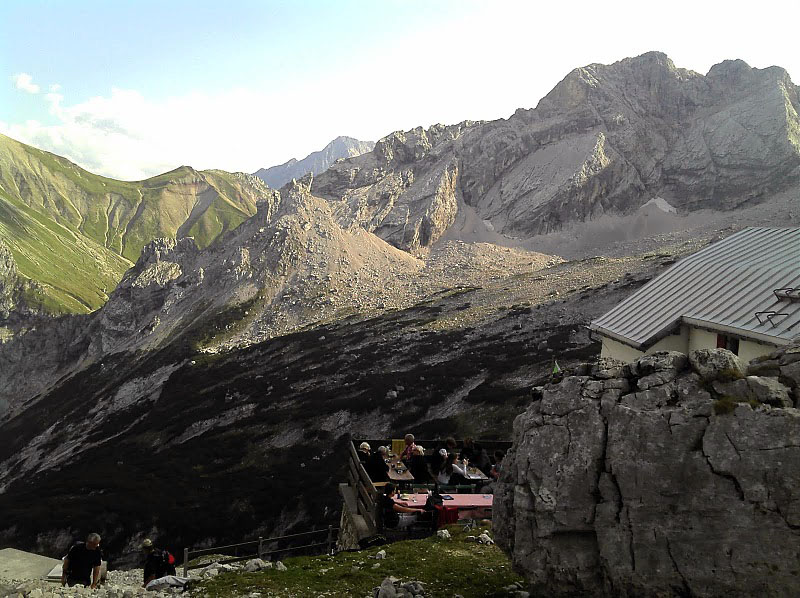 P1010340a.jpg - Auf der Knorrhütte. Im Vergleich zur gemütlichen Meilerhütte ein straff durchorganisierter Laden mit mehr Komfort, aber auch viel mehr Hektik. Kein Wunder, schließlich startet von hier aus der leichteste (und völlig langweilige) Aufstieg zur Zugspitze. Das Publikum ist dementsprechend. Viele "wir haben gerade Zeit und wollen was richtig Großes machen" treffen ein.