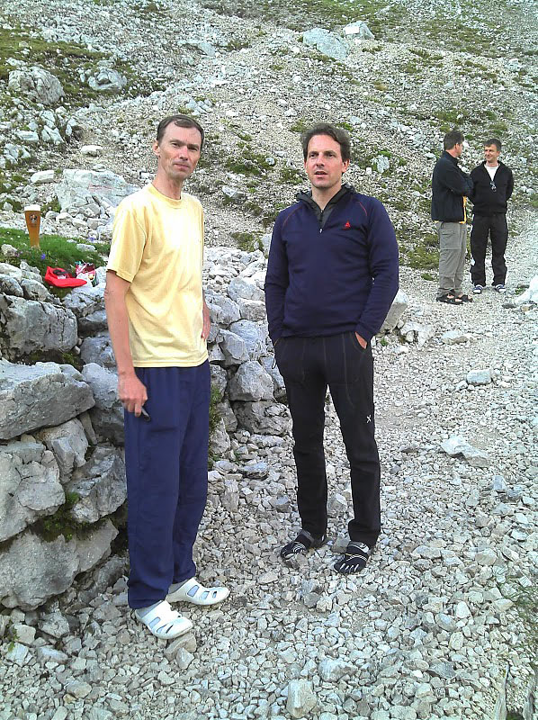 P1010340b.JPG - Herren stehen abends gern ein wenig herum.