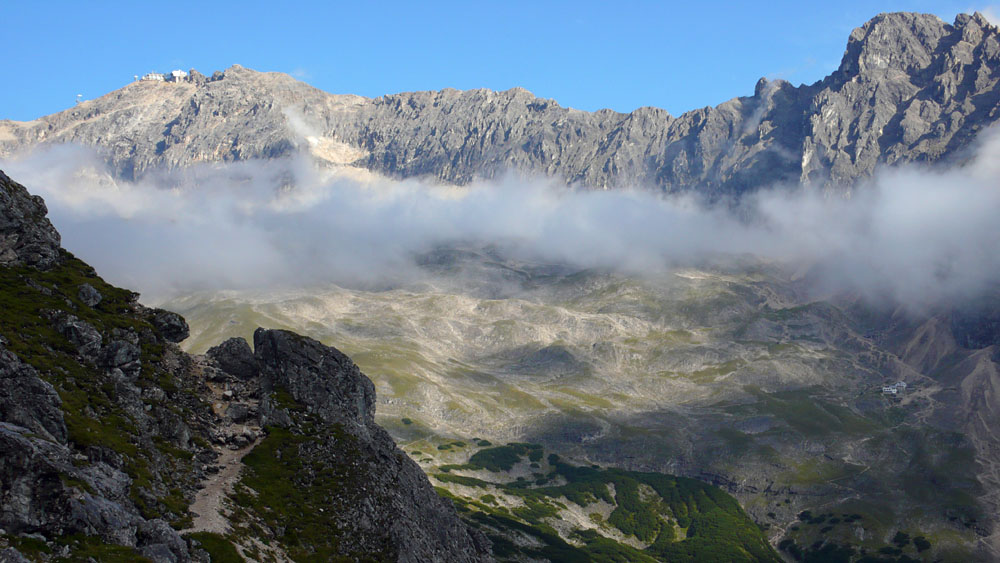 P1010349.JPG - Nächster Tag. Richtung Gatterl hat es uns kurz eingeschifft. Der Jubiläumsgrat bis zu den Höllentalspitzen streckt sich durchs Bild.